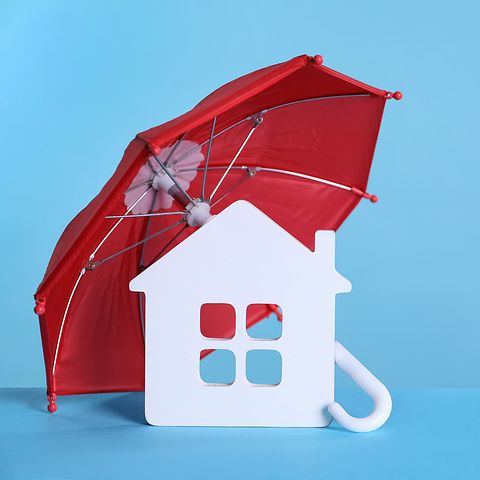 Renter’s Insurance — graphic of an umbrella over an icon of a home
