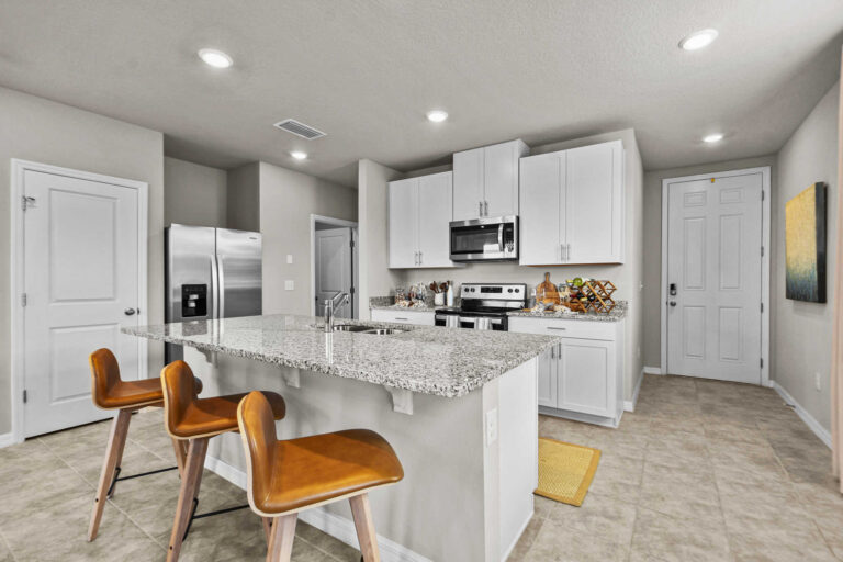 Fully equipped kitchen highlighting center island and high top seating